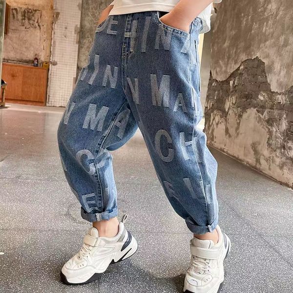 Jeans Jeans per ragazzi con stampa alfabetica vestiti primaverili e autunnali 2023 Pantaloni larghi per bambini di 910 anni pantaloni per ragazzi di moda 230830