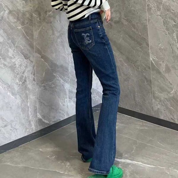 Damen-Jeans-Designer. Die richtige Version des CE-Home-Gesäßtaschen-Print-Designs mit Mikrolautsprechern, hoher Taille und schmaler Passform für Damen