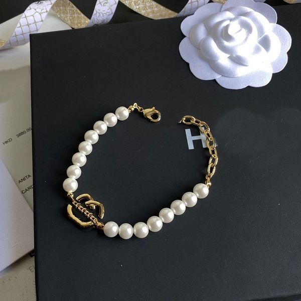 Neues Charm -Ketten -Armband Perle Gold Armband mit Stempelfamilienliebhaber Designer Schmuck Mode Hochwertiges Kupferarmband verändert keine Farbe