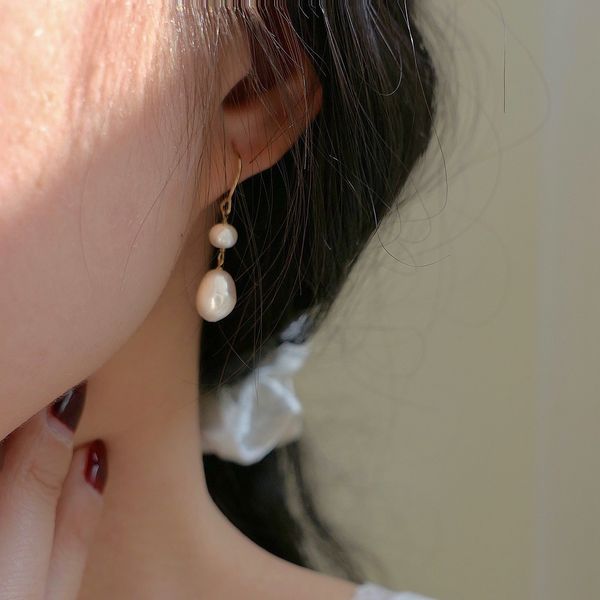 Orecchini Hoop Huggie Girl Perle d'acqua dolce naturali Orecchini pendenti Design con perle irregolari barocche lunghe in oro 14k per donna 230831