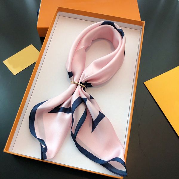 70 cm * 70 cm Sommertag Designer Frau Seidenschal 18 Mode Brief Stirnband Luxusmarke Kleiner Schal Reise Variables Kopftuch Zubehör Aktivitätsgeschenk