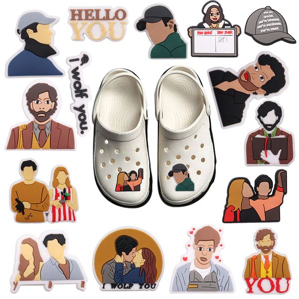 Commercio all'ingrosso 100 pezzi in PVC Hello You Man Woman Hat Garden Shoe Charms Decorazioni con fibbia per zaino con zoccoli con bottoni alla moda