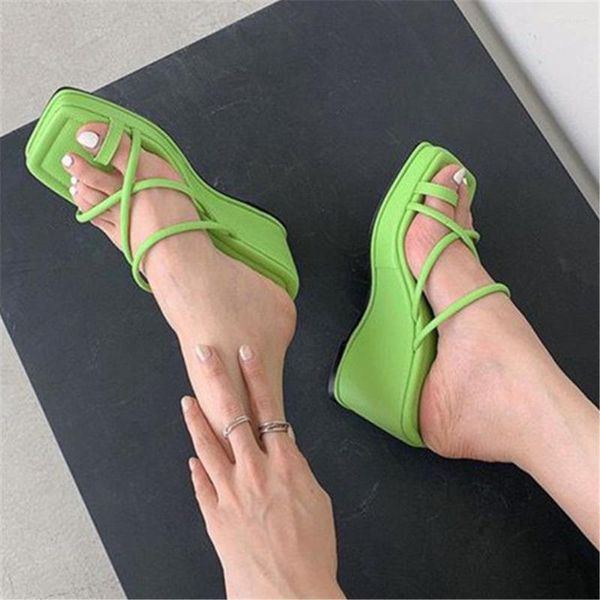 Ters dikme topuk kadın ayakkabıları yaz 2023 Koreli çörek parmak arası terlikler kalın taban plaj slaytları açık havada çapraz ayak parmağı sandalet