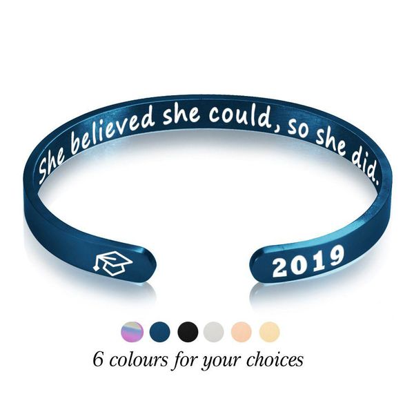 Bracciale She Believed Cod So Did Bracciale per donna Uomo Acciaio inossidabile Lettera Bachelor Cap Segno Bracciale aperto Inspirational Drop Delivery J Dh6Ts