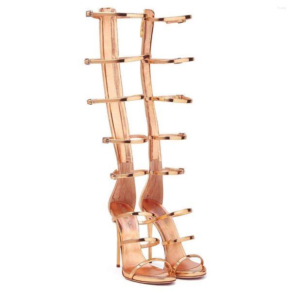 High-End-Sandalen mit atmosphärischem High-Top und römischer Schnalle, spitzer Zehenbereich, goldfarbenes Lackleder, künstlicher Reißverschluss hinten, mit hohen Absätzen