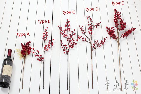 Fiori decorativi 1 pz Bellissimo agrifoglio artificiale Ilex Cespuglio rosso Bacca Ramo Bouquet Schiuma Palla di frutta Decorazione della casa F401