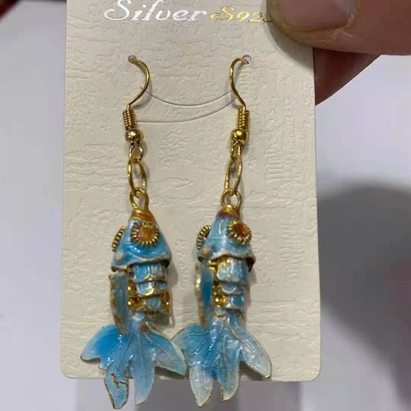 Simpatici orecchini con ciondoli di pesce dorato altalena smaltata cloisonne Orecchini tradizionali artigianali artigianali all'ingrosso per ragazze Donne Accessori per gioielli ciondola l'orecchio 10 paia