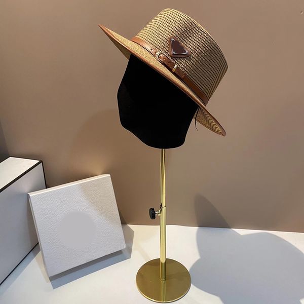 2023 Дизайнерская соломенная шляпа класса люкс Женская дизайнерская соломенная шляпа с плоским цилиндром высокого качества для мужчин и женщин с одинаковым треугольным солнцезащитным козырьком