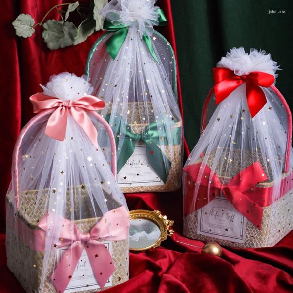 Geschenkpapier-Hochzeitsbegleitungsbox, große weibliche Brautjungfer, gehendes Herz, praktische Verwendung, handtragender Strickkorb