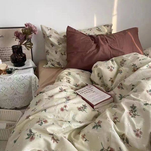 Conjuntos de roupas de cama 100 lençóis de algodão Conjunto de folhas de algodão Floral de quatro peças INS Quilt Tampa dormitório de três peças 230228