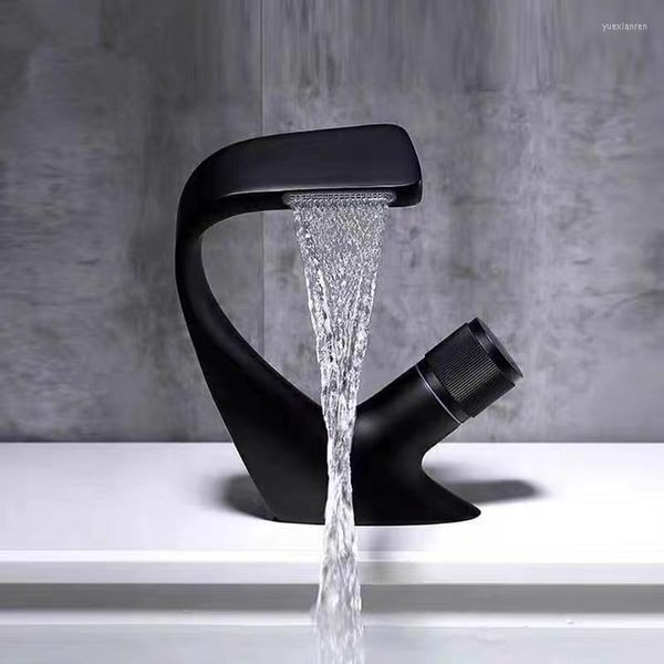 Rubinetti per lavabo da bagno Miscelatore per rubinetto a cascata Design curvo Rubinetto per lavabo a prova di spruzzi Soffione doccia Rubinetteria idraulica per accessori