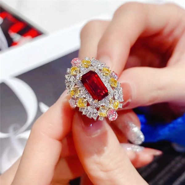 Cluster Ringe Net Red Live Heißer Verkauf Klassische Mode Taubenblut Rubin Micro Intarsien Ring Damen Vielseitige Abend Hohe Luxus Schmuck Geschenk G230228