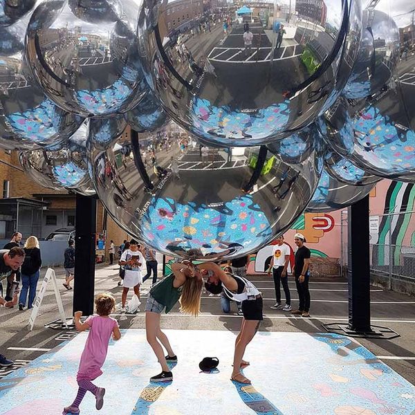 wholesale Palla gonfiabile argentata all'aperto gigante dello specchio per la decorazione del partito della discoteca Sfere gonfiabili dello specchio di 50 cm 1 metro con la nave libera della pompa di aria