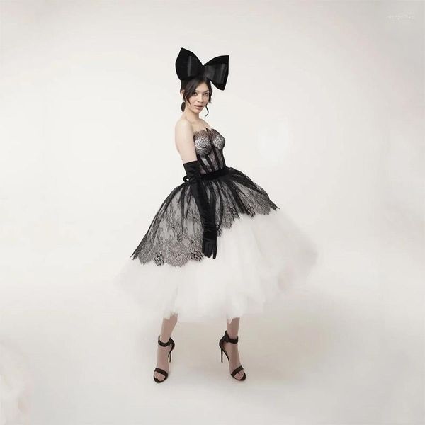 Abiti da festa Dolce ed elegante abito da ballo senza spalline senza maniche in tulle abito da ballo applicazioni di pizzo nero abiti da sera formali da donna realizzati su misura