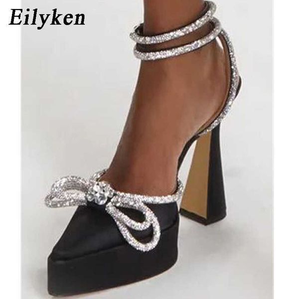 Scarpe eleganti Eilyken Scarpe da donna di design più recente Décolleté in cristallo glitterato Bowknot Sandali in raso 2023 Estate Strano stile Tacchi alti Scarpe con cinturino con fibbiaL230227