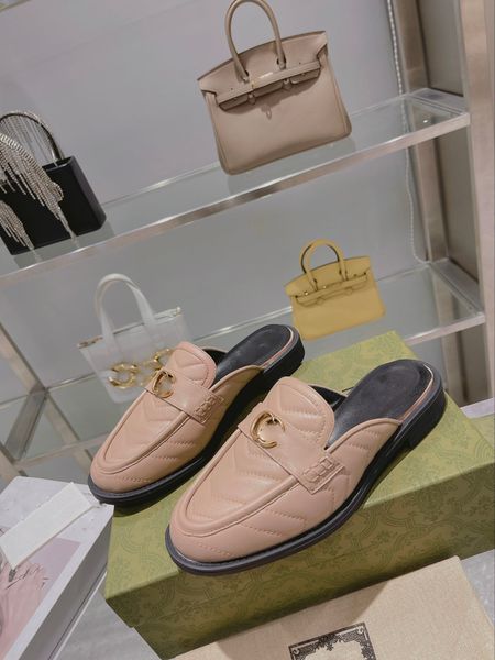 2023 Chinelos Designer Mules Couro Genuíno Feminino Mocassim Corrente de Metal Sapato Casual Confortável Renda Veludo Chinelo