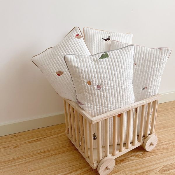Yastıklar pamuk kapitone kırışın geçirmez bebek yastık kılıfı güzel nakış çocukları yatak yastık sahte işlemeli yataklar 230301