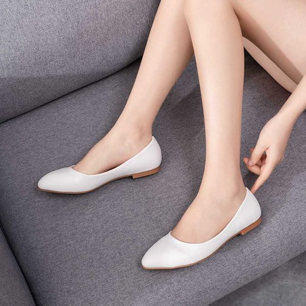 Sapatos de vestido 2021 Sapatos femininos novos saltos de couro planos Sapatos brancos mulheres apontadas de couro de couro