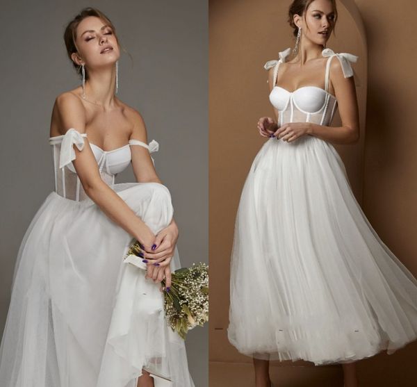 Abito da sposa corto 2023 Spaghetti con disossamento moderno Una linea Lunghezza tè Tulle Abito da sposa bianco vestido de noiva curto