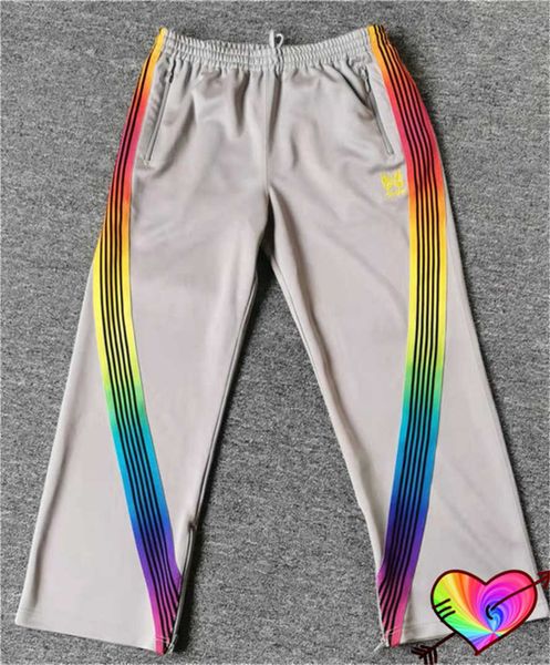 Мужские брюки 2022 Rainbow Ribbon игл AWGE PANTS Мужчины женщины 1 1 Высококачественные красочные полосы игл брюки вышивая бабочка брюки T230302