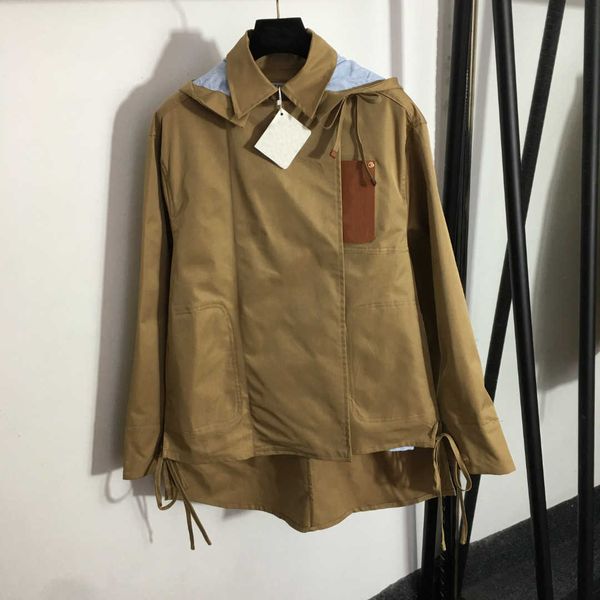 23SS Designer-Marke Damen-Trenchcoat, modisches Spleißdesign, kurze Vorderseite, lange Rückseite, Revers, lange Ärmel, Kapuzenpullover, kurzer Windjackenmantel, der Hut ist abnehmbar. Kleidung