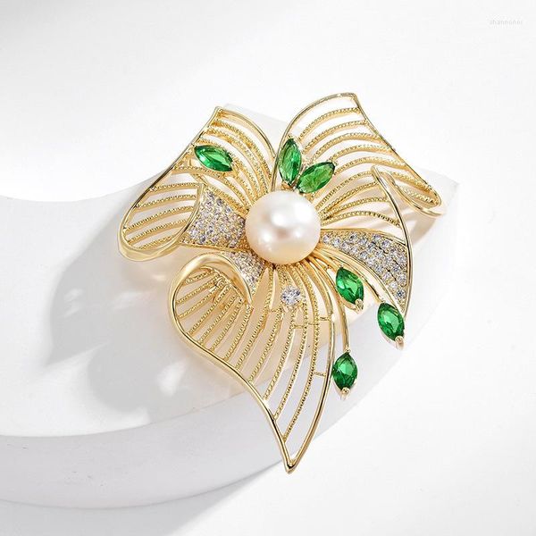 Spille Di Lusso Perle Naturali Foglia Vintage Per Le Donne Verde Cubic Zirconia Grace Matrimoni Festa Di Compleanno Cappotto Pin Regali All'ingrosso