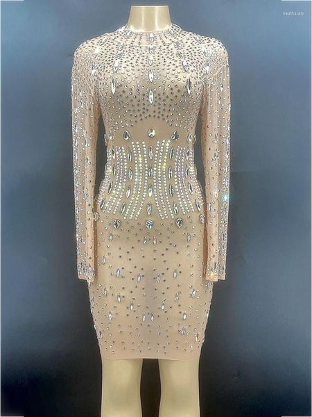 Стадия ношения Женщины видят через обнаженную сетку серебряные кристаллы платье ночной клуб.