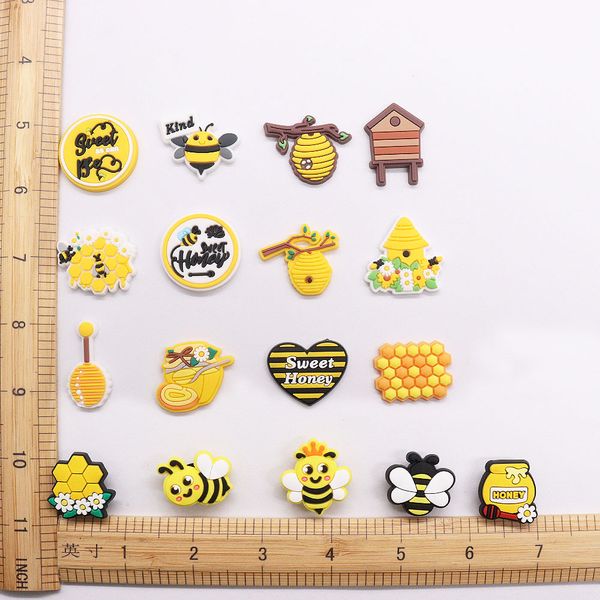 Atacado 100 peças pingentes de sapato em pvc amarelo abelha flor mel casa tipo doce fivela acessórios adultos para pulseira botão entupir decorações