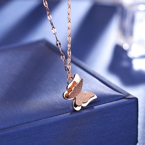 Colares pendentes 2023 colar de borboleta dourada gargantilha jóias de aço inoxidável Cadeia de moda de moda vintage Acessórios fofos Presente de graduação