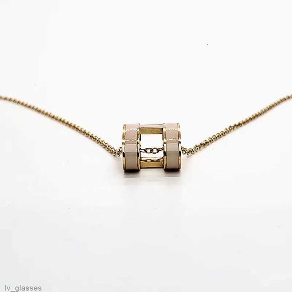 Halsketten hochwertige Mode- und Frauen-Alphabet-Anhänger Halsketten Edelstahl Schmuck Halskette Feiertagsgeschenke