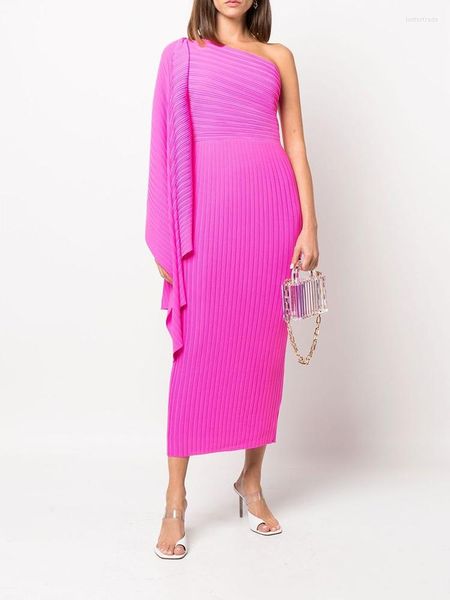 Sıradan elbiseler Miyake Piled 2023 Vestido Kadın Elbise Londra Tasarımcısı Düz ​​Renk Asimetrisi Bir Omuz Uçan Kol Akşam Stok