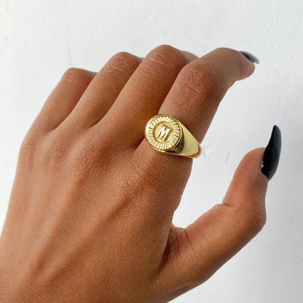 Винтажная первичная буква кольца Signet для женщин из нержавеющей стали круглое