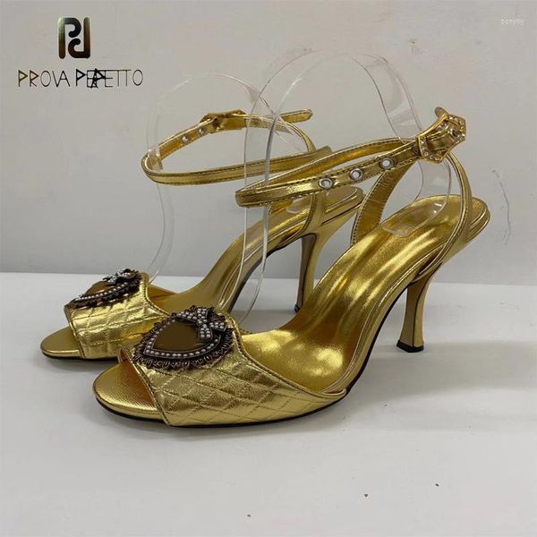 Sandalen mit runder Zehenpartie und Stiletto-Absatz mit goldener herzförmiger Schleife aus Kristallmetall und Schnalle auf dem Laufsteg. Sexy Mode