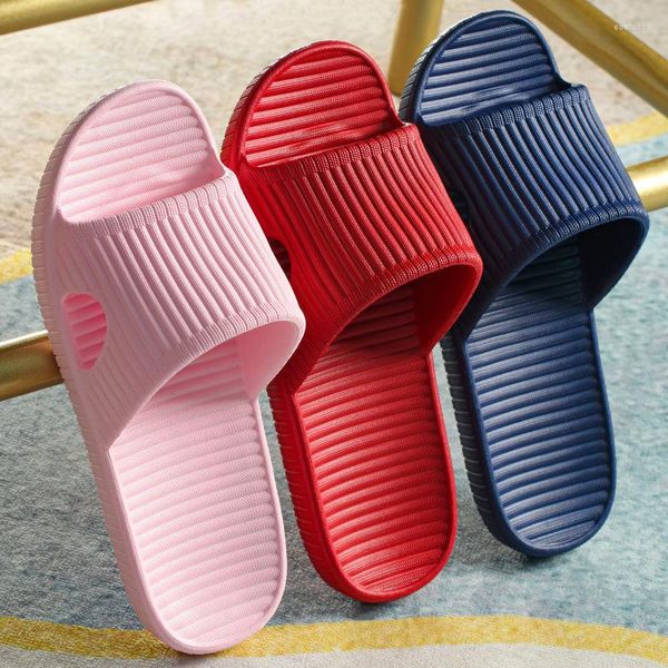 Slippers Summer Sapatos femininos sandálias domésticas flechas de praia plip slides não deslizamentos de moda casal coreano PVC macio