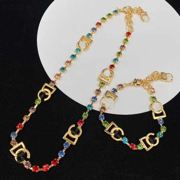 2023 Novas jóias de moda de alta qualidade de luxo para Rainbow Double Colar Material Material de Brass Pequena Design Popular Chain Versátil Cola
