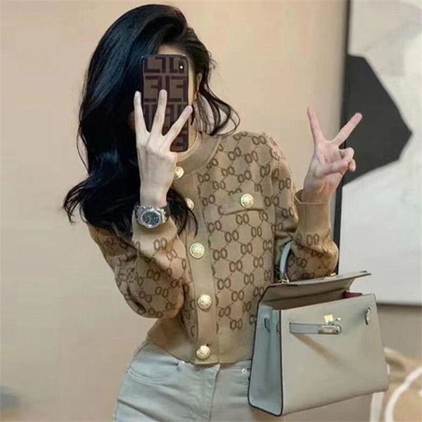 2023 Moda de alta qualidade Sweaters Feminina Marca de luxo Contraste Bordado de retalhos de retalhos de manga longa Botões de design mulheres bolsos de bolsos vintage