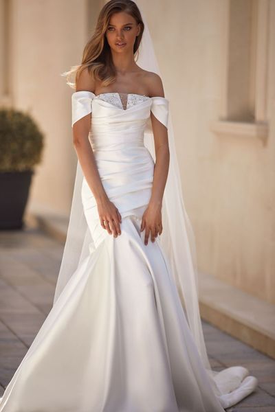 Abiti da sposa sexy a sirena taglie forti con perline cristalli maniche corte spalle scoperte senza spalline treno drappeggiato pieghe abiti da sposa su misura MN007