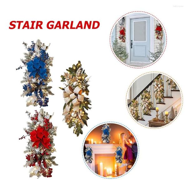 Flores decorativas brilhantes Christmas Wreath Folhas Artificiais Berrias vermelhas Portas penduradas grinaldas com tira de luz de luz de luz LED Pingente