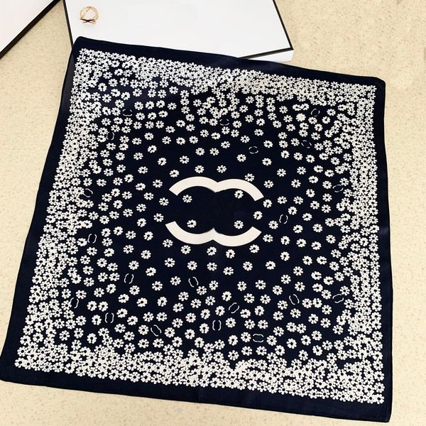 Le ragazze adorano la sciarpa Squisite sciarpe di fiori romantici Moda Fascia per capelli in bianco e nero Marca popolare Abbigliamento Accessori da viaggio 50x50cm