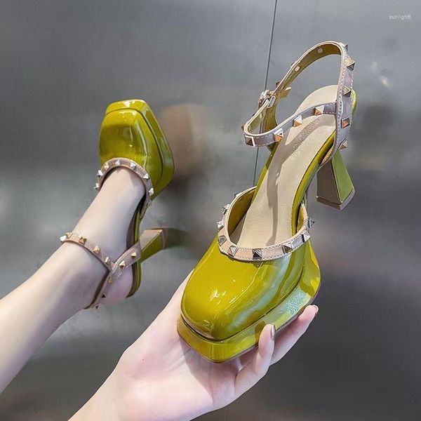 Vestido Sapatos French Version Heel High 10 cm Sandálias femininas 2023 Primavera Summer Moda elegante Casual Rivet Solid One Word Filele