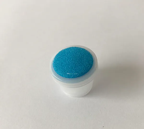 Bottiglie vuote per alleviare il dolore muscolare in HDPE con applicatore in spugna di plastica bianca vuota con testa in spugna blu 20G 20ML presa di fabbrica