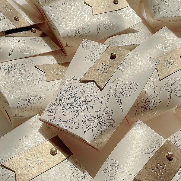 Confezione regalo 20 pezzi / lotto Squisito stampaggio di fiori con motivo floreale Scatola di caramelle per matrimoni Forniture per vacanze Scatola di carta da regalo piccola pieghevole facile 230306