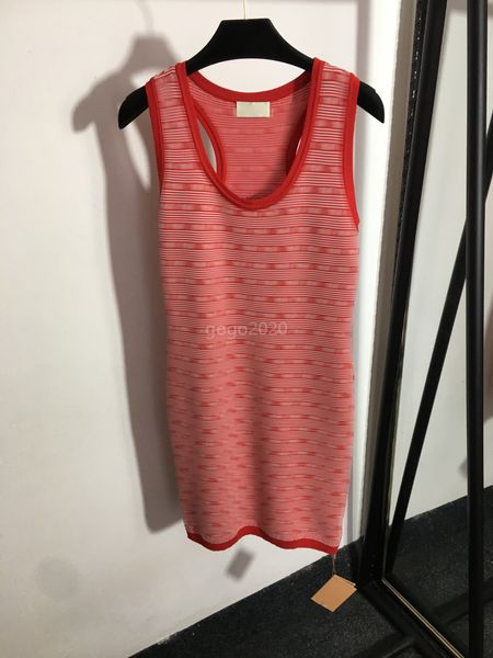 23SS Seksi Kadın Tasarımcı Elbise Düğmeler Gömlekler Çizgili Mektuplu Kızlar Pist High End Marka Tank Tops Bodycon kolsuz streç kazak yeleği tişört