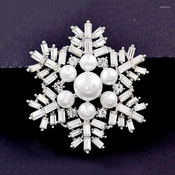 Broches clássicos de cor prata de prata metal oco de zircão simulado Pearl Snowflake Pins Women Wedding Party Dress Jewelry