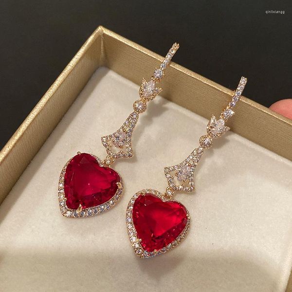 Orecchini pendenti 2023 Moda Net Temperamento rosso Simulazione Rubino Diamante brillante a forma di cuore Lungo Per le donne Gioielleria raffinata Regalo di fidanzamento