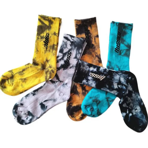 Batik-Sport-Geschenkbox-Socken, europäische und amerikanische trendige Markensocken, Buchstaben, mittlere Röhre, Baumwollsocken, Tide, Packung mit drei Paaren