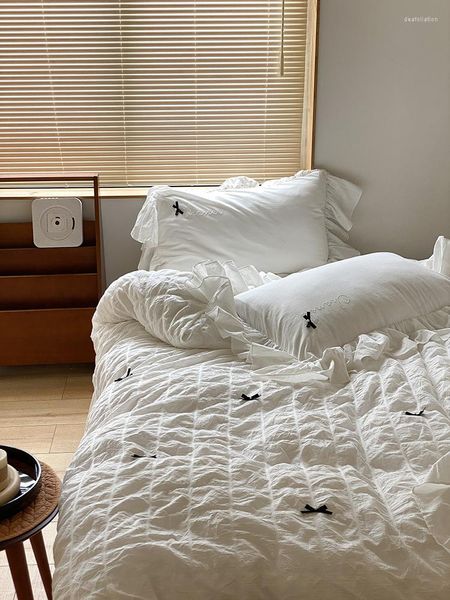 Set di biancheria da letto Set di quattro pezzi per letto in seersucker bianco, lenzuolo copripiumino con fiocco in puro cotone stile fata