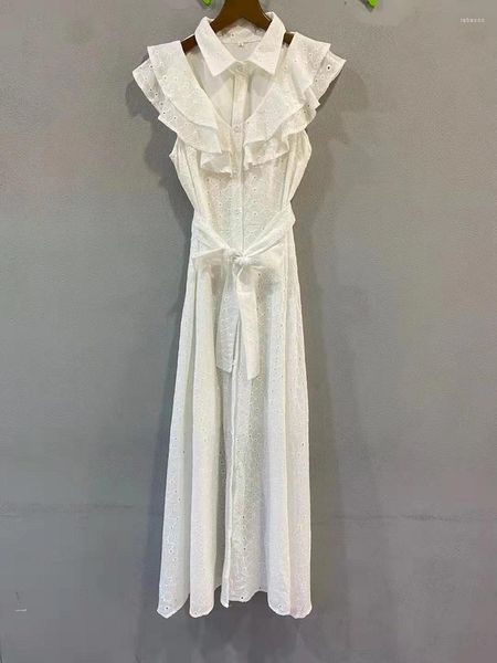 Abiti casual Est Fashion Summer Dress 2023 Donne di alta qualità Colletto rovesciato Fiori arricciati Ricami allover senza maniche Bianco