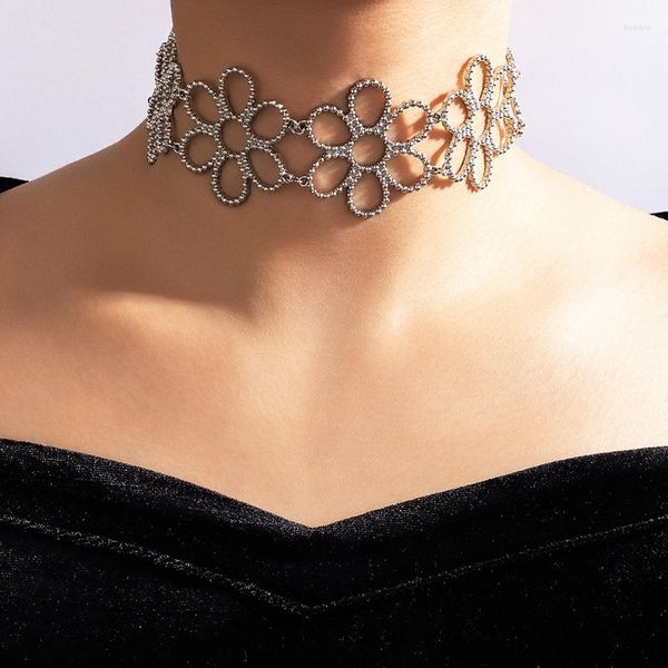 Anhänger Halsketten Hübsche Blumen Schlüsselbein Choker Halskette Für Frauen Aushöhlen Geometrie Silber Farbe Legierung Metall Einstellbare Schmuck