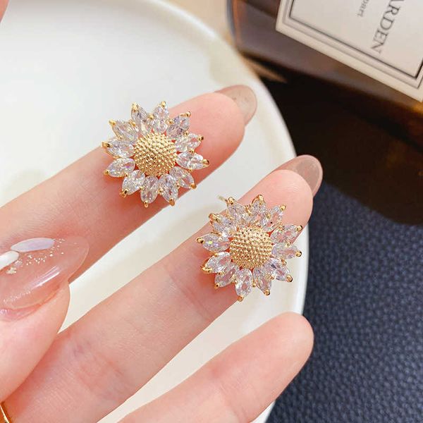 Корейская мода Sparkly Crystal Daisy Flower Cerrings для женщин Золотой Золотой Золотой цвет металлический подсолнечник маленькие серьги для вечеринок вечеринка G230307